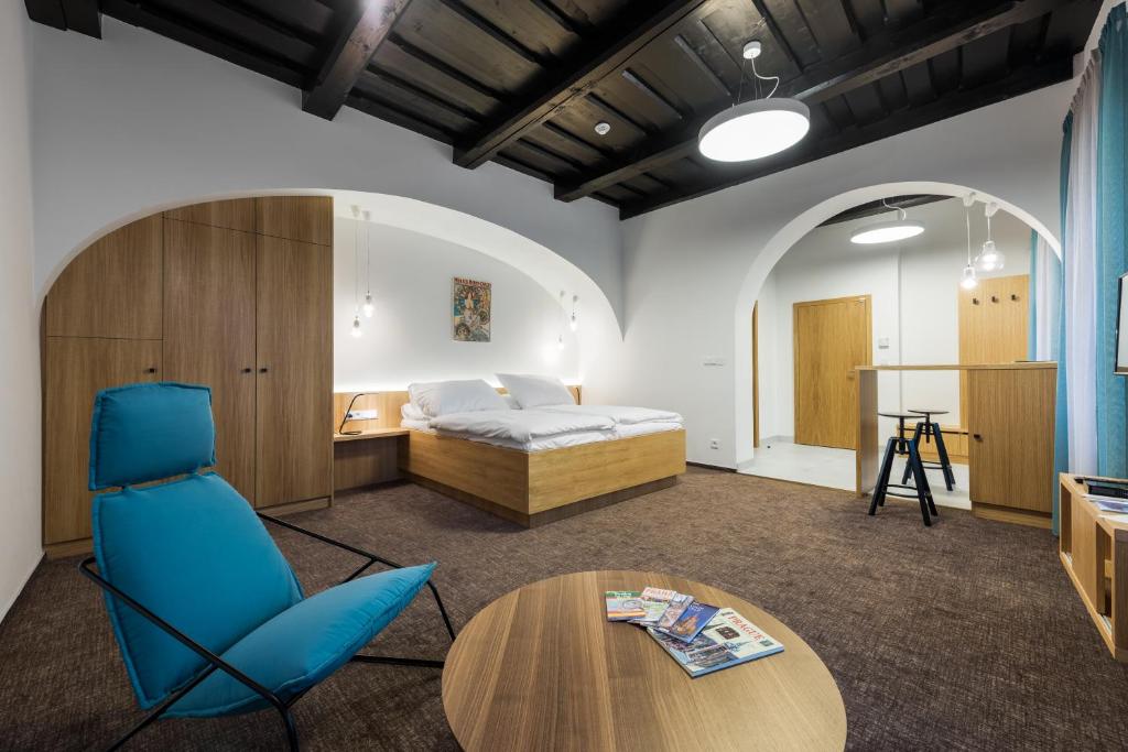 布拉格Fancy apartments by Prague Castle的一间卧室配有一张床、一张桌子和一张桌子