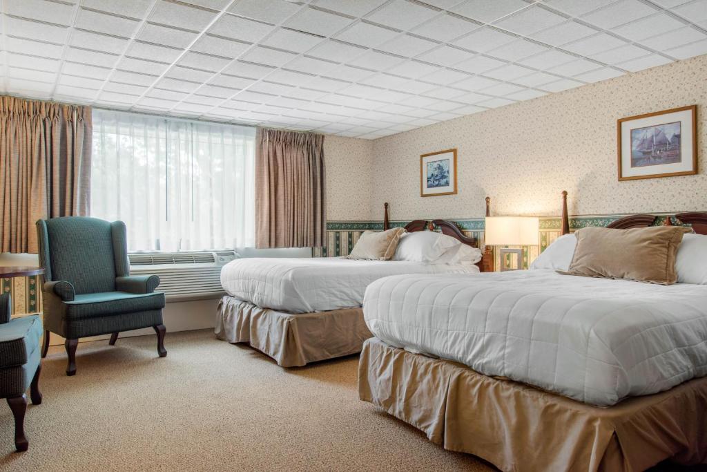 基特里马夫旅馆的酒店客房,配有两张床和椅子