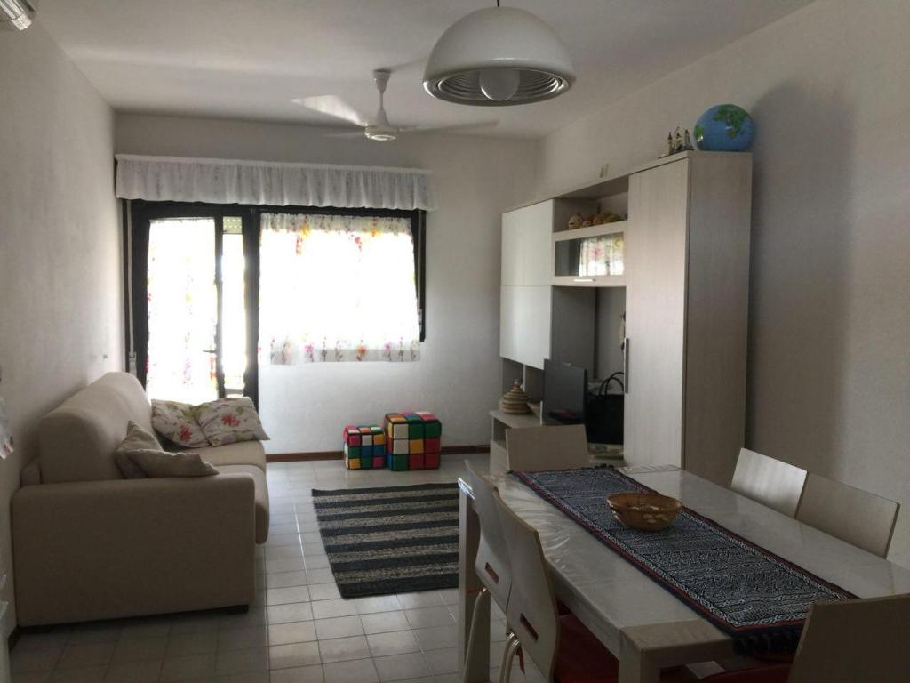 卡斯蒂里昂纳·德拉佩Appartamento Porto Prile CastiglioneD.P.的客厅配有沙发和桌子