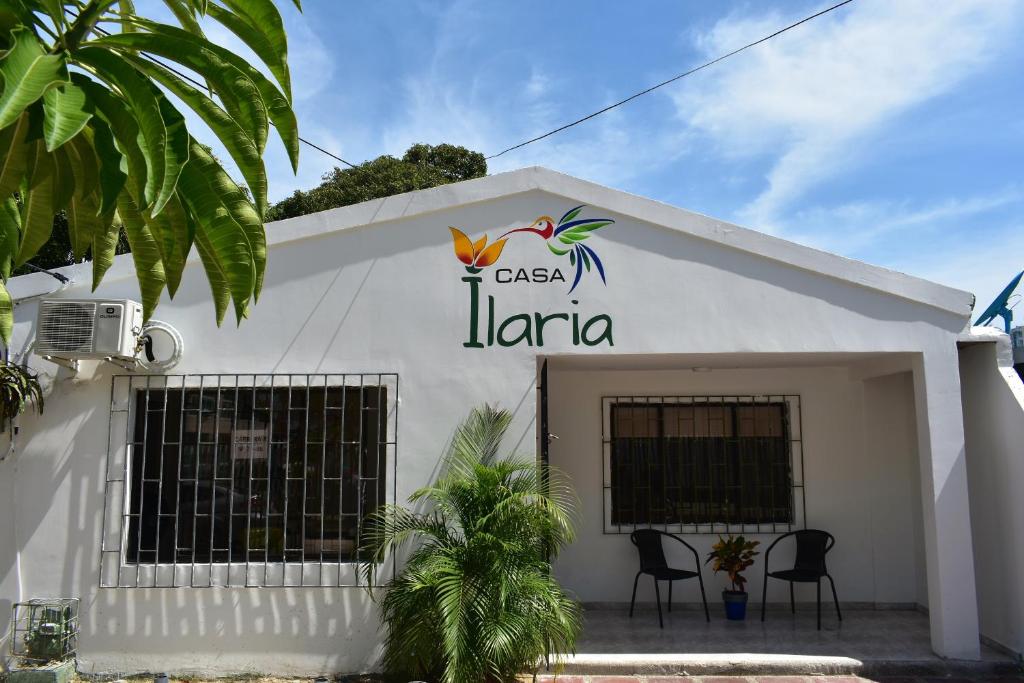 卡塔赫纳Casa Ilaria的白色的建筑,上面有读到班级的兰达的标志