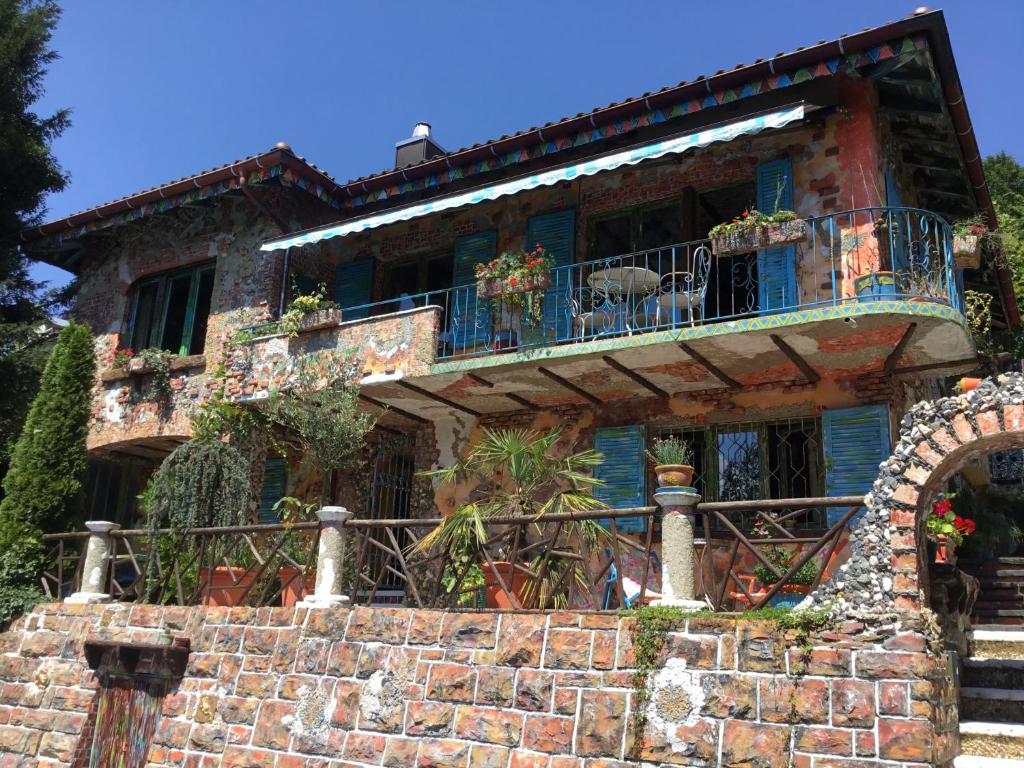 图恩卡萨图斯娜度假屋的砖墙上带阳台的房子