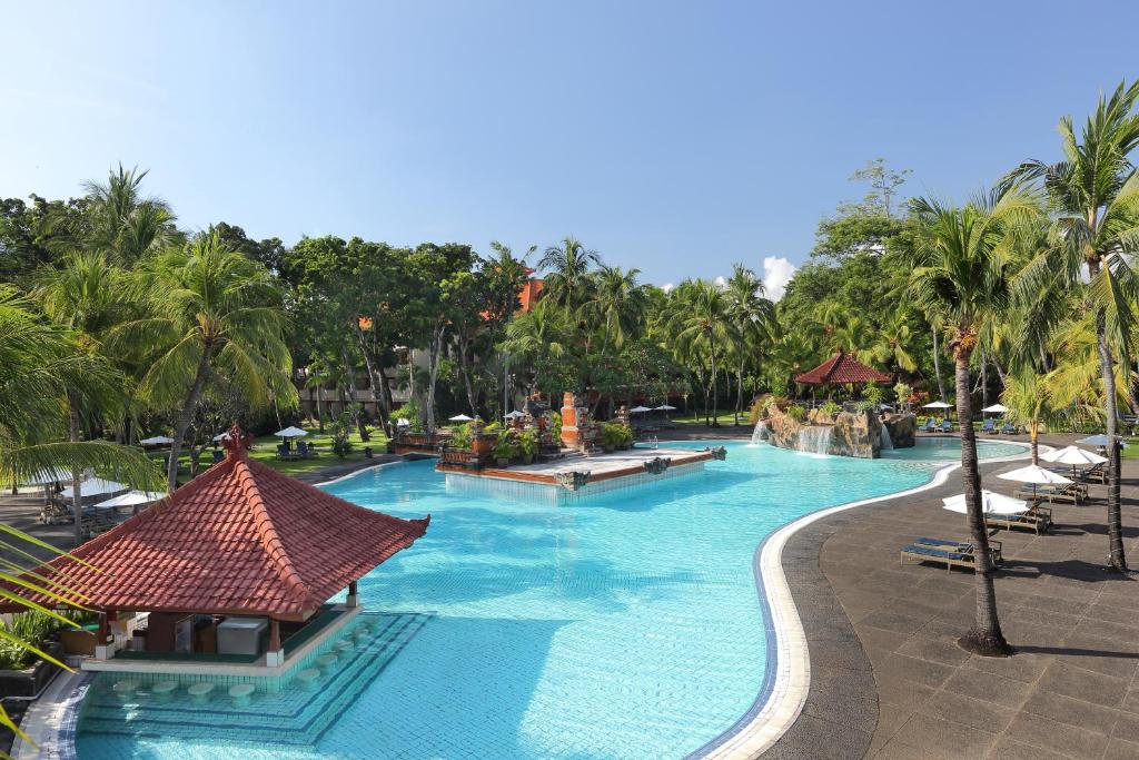 库塔宾当巴厘岛度假村的棕榈树度假村的游泳池