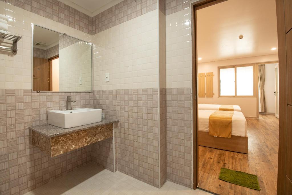 富国Summer Dream Hotel的一间带水槽和床的浴室