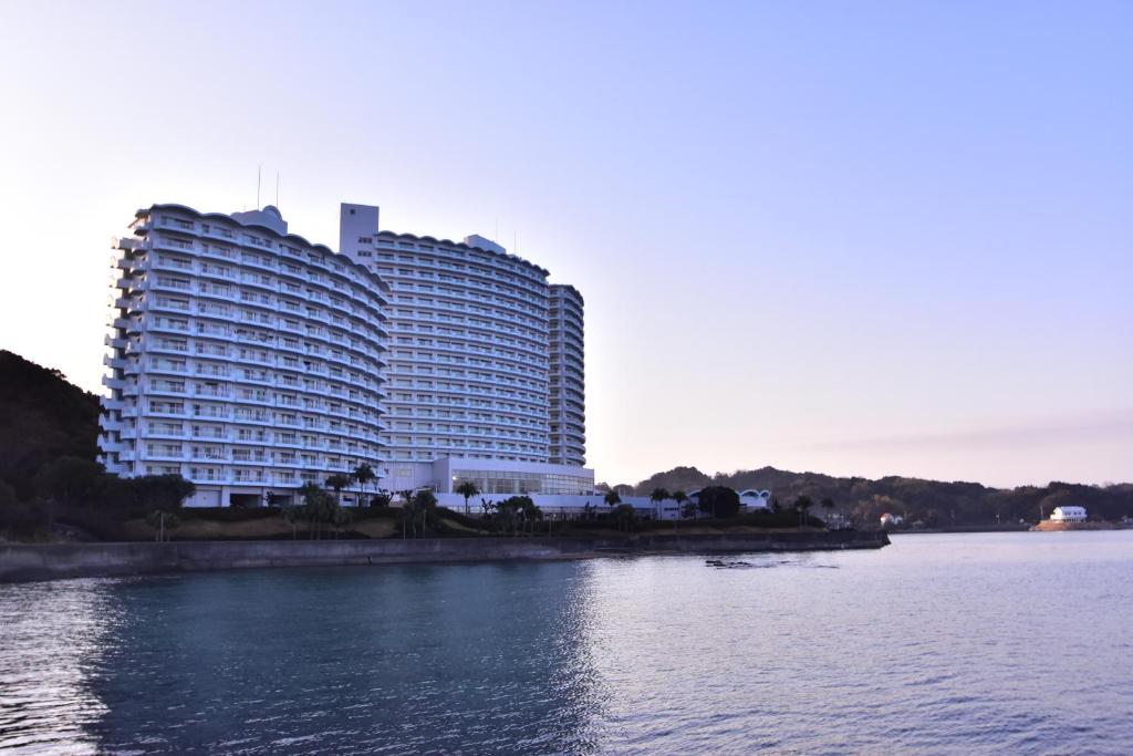 田边市南纪田边哈维斯特酒店的一大片水边的大建筑