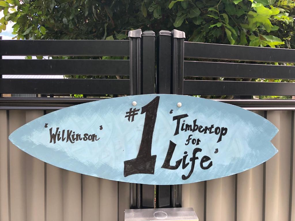 黄金海岸Timbertop for Life的上面有冲浪板的标志