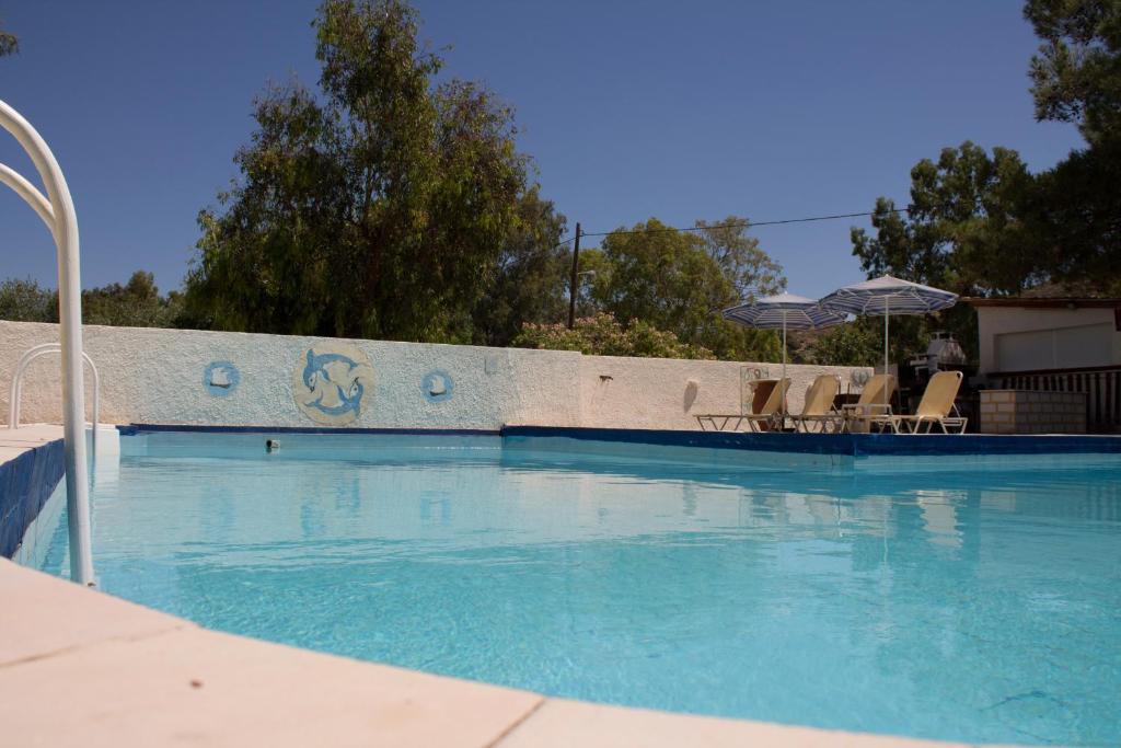 米尔托斯埃斯佩利兹酒店的一个带椅子和遮阳伞的大型游泳池
