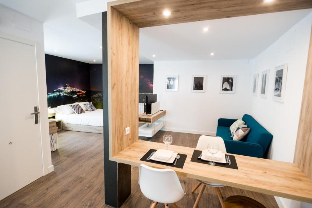 莫雷拉Sant Joan的客房设有书桌、沙发和床。