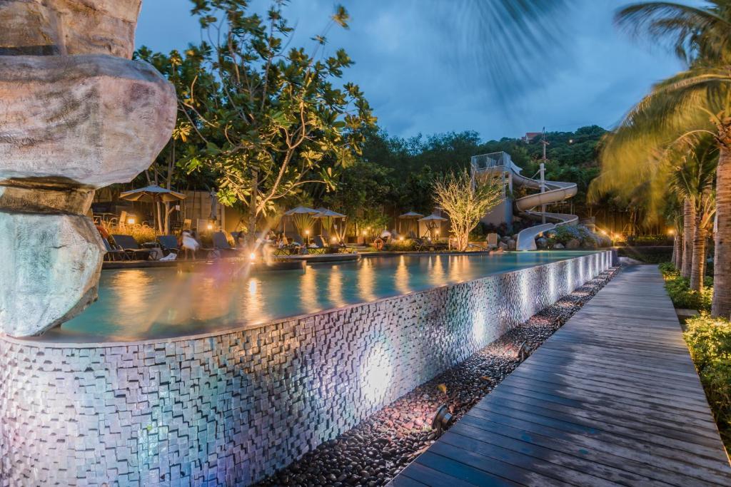 南芭堤雅Unixx Pattaya by Alvin的度假村的游泳池