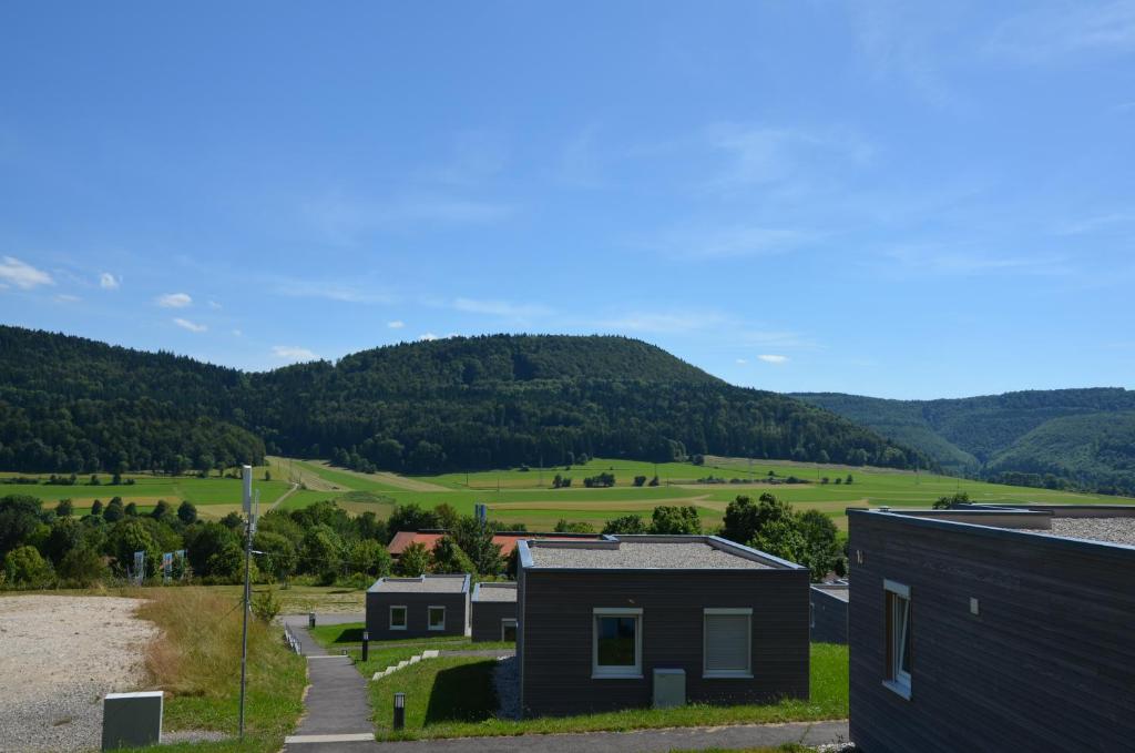 阿尔布斯塔特Bungalows am Sonnencamping Albstadt - oberhalb Badkap的享有山居美景