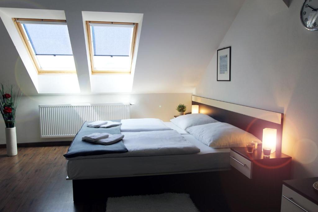 布拉格维思达公寓的一间卧室设有一张床和两个窗户。