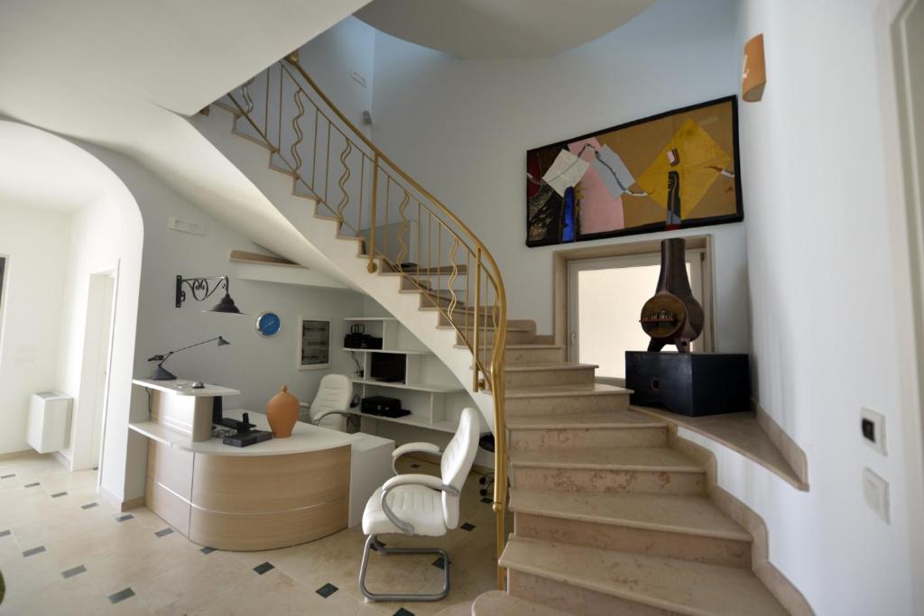 萨利切萨伦蒂诺B&B dei Ciclopi的客厅设有楼梯和椅子