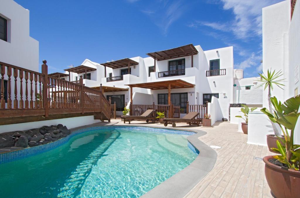 蓬塔穆赫雷斯Casa Margarita的一座带游泳池和房子的别墅