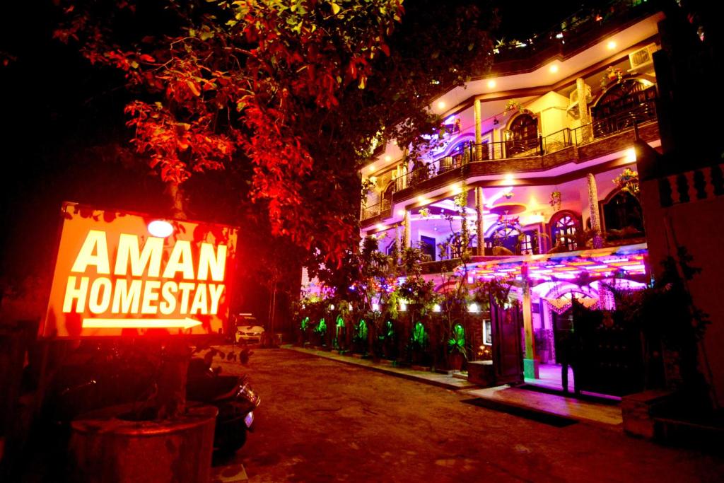 阿格拉Aman Homestay, A Boutique Hotel的一座有标志的建筑,上面写着夜 ⁇ 的 ⁇ 马