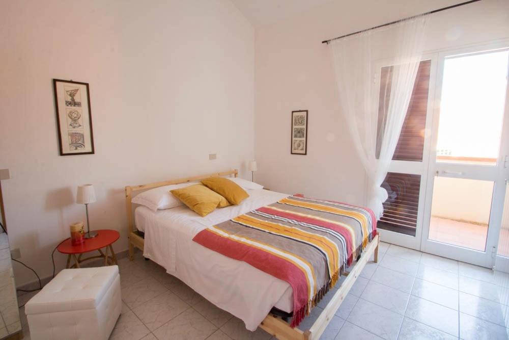 比萨Villa Galilei Rooms的白色的卧室设有床和窗户