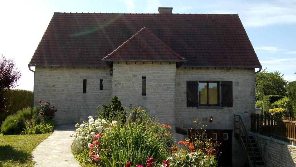 LainsecqJolie maison de campagne的一座带屋顶的小砖屋