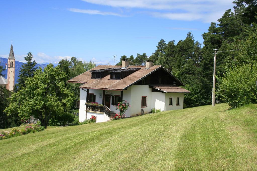 阿尔迪诺Finhäusl - Urlaub bei Oma的一座小白色房子,位于一座小山上,设有教堂