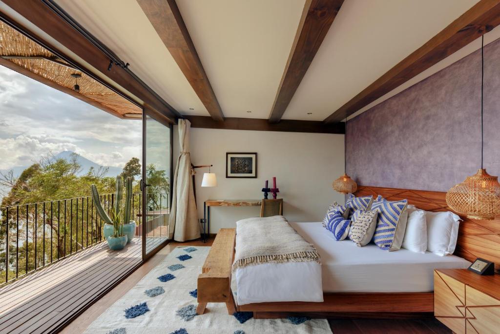 圣卡塔里纳帕洛波Hotel Casa Palopo的一间卧室设有一张床和一个阳台