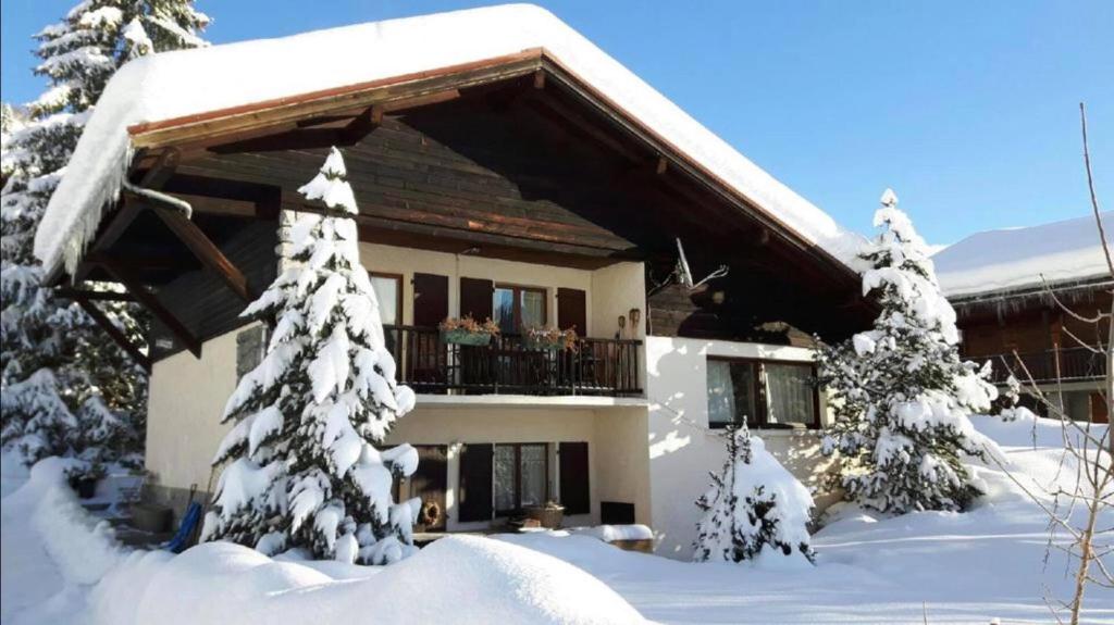 大博尔南Résidence Chalet La Barallette - Esc'Appart的雪覆盖的房子,设有阳台