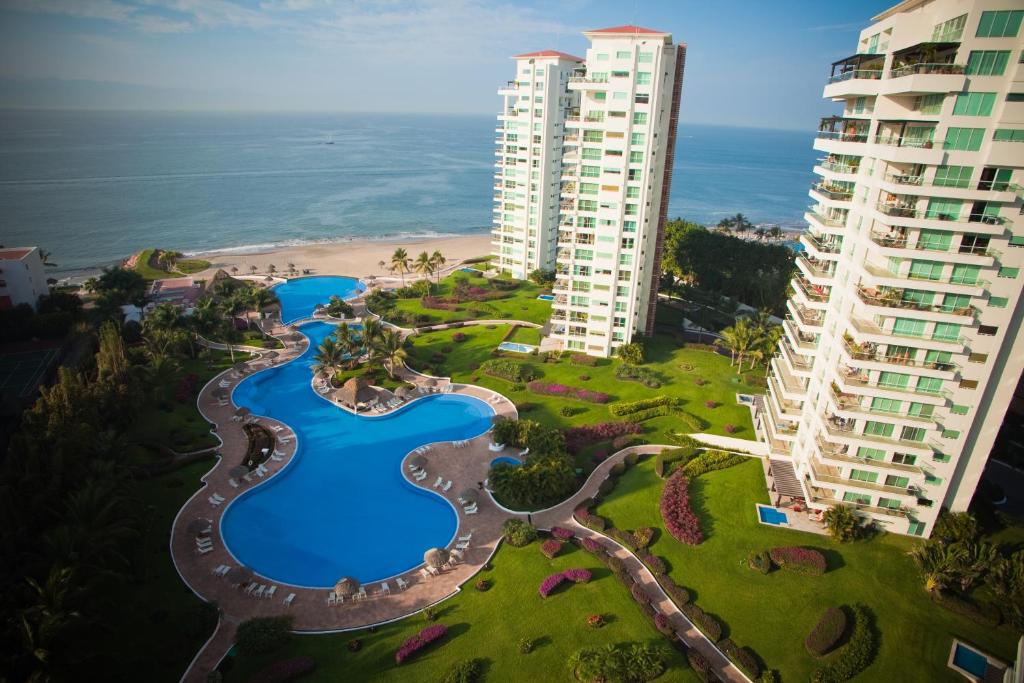 巴亚尔塔港Shangri La Luxury Penthouse Condominiums by Cheap Getaway的享有度假胜地和海洋的空中景致