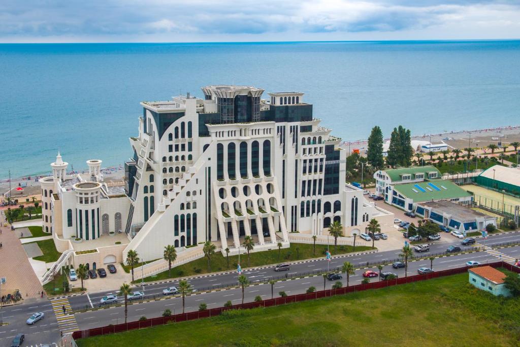 巴统格洛丽亚大酒店的毗邻大海的白色大建筑
