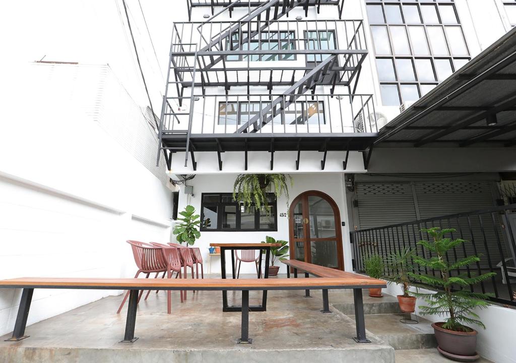 曼谷Apartment45 Hostel的大楼内带桌椅的天井