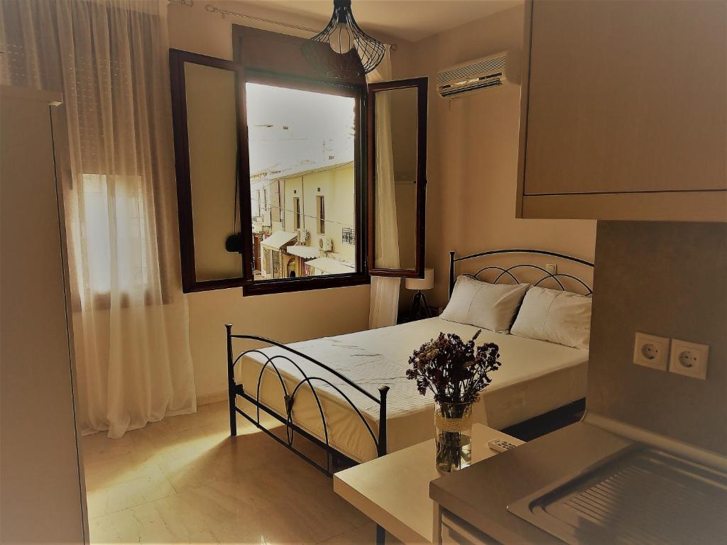 Áyios AndóniosProkymaia Apartment 2的一间小卧室,配有一张床和镜子