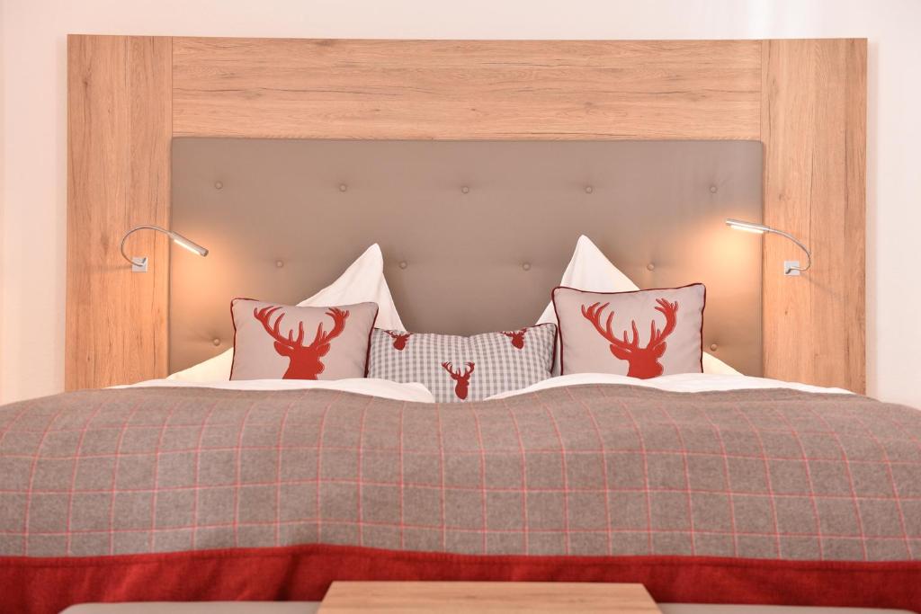 帕德博恩皇宫城堡酒店的一间卧室,床上有两只红色的鹿角
