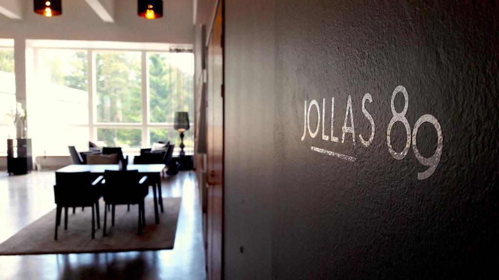 赫尔辛基卓蓝斯89酒店的一间设有桌椅的用餐室和墙上的标志