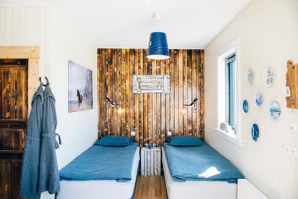 ÖlfusAkurgerði Guesthouse 4 - Country Life Style的木墙客房 - 带两张单人床