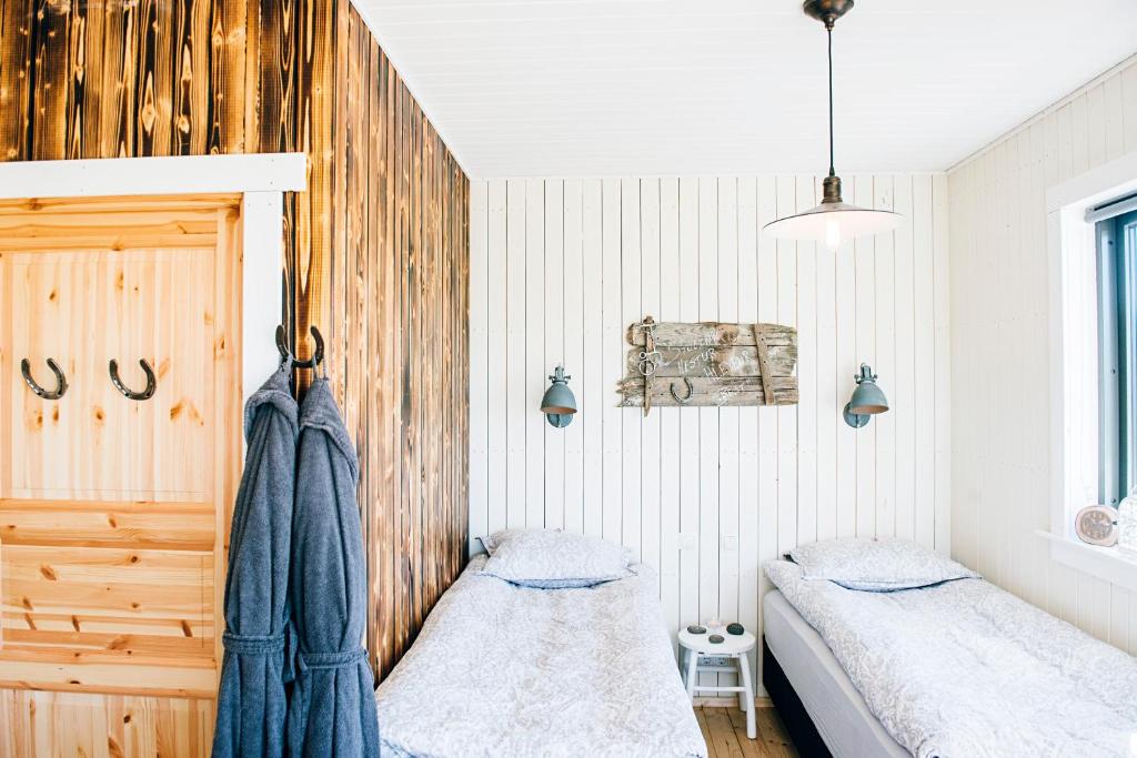 ÖlfusAkurgerði Guesthouse 6 - Country Life Style的卧室设有两张木墙