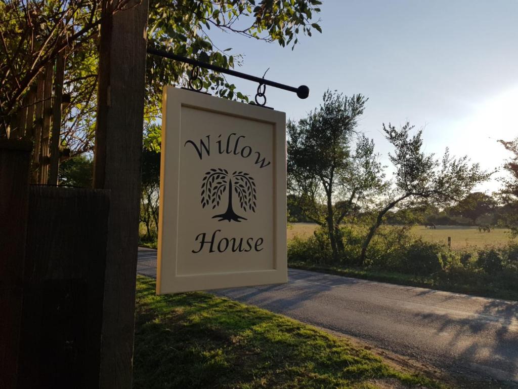 西威特灵Willow House B&B的车道上的威尔逊房子的标志
