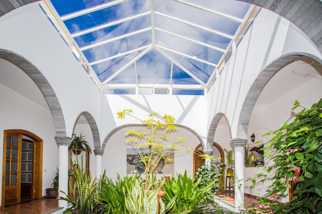 亚伊萨Finca de la Geria的室内温室,设有玻璃天花板和植物