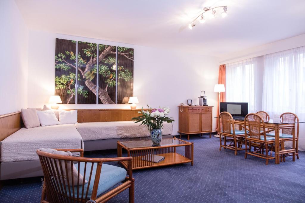日内瓦Hotel Sagitta的客厅配有沙发和桌椅