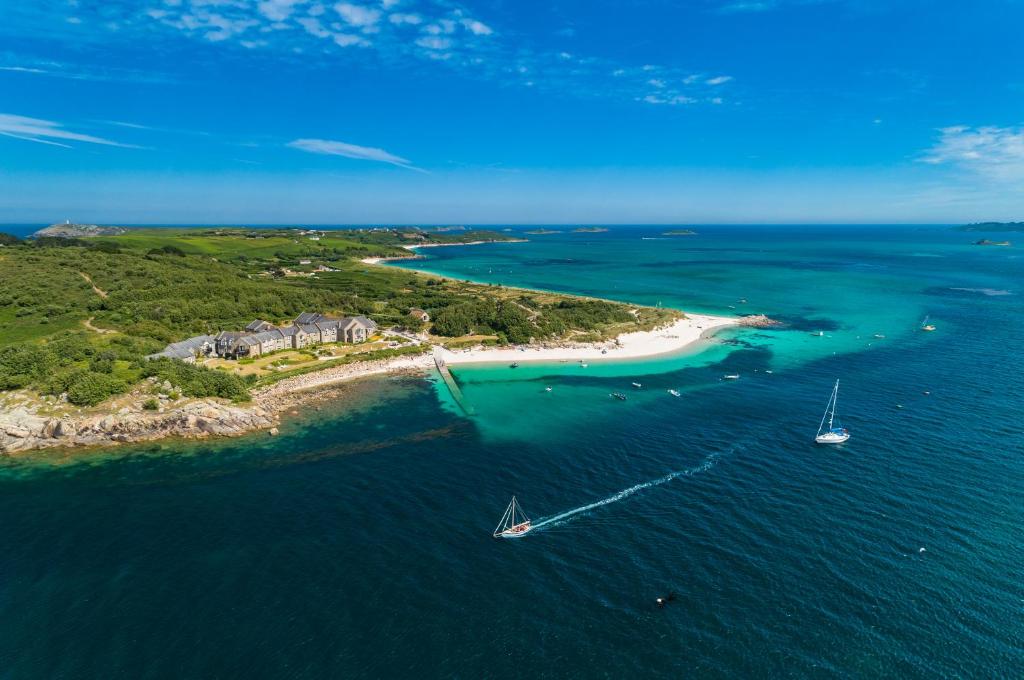 St Martins圣马丁卡尔玛酒店的享有海滩的空中景色,在水中划船