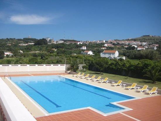 圣地亚哥-杜卡森Quinta de Malmedra的一个带躺椅的大型游泳池