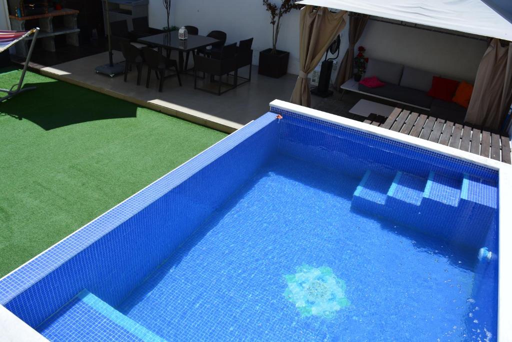 阿尔马达Jose & Ester House的享有大型蓝色游泳池的顶部景致