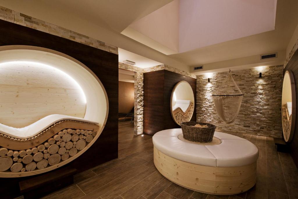 帕苏德尔托纳莱勒托瑞塔酒店的浴室配有圆形浴缸和圆形镜子