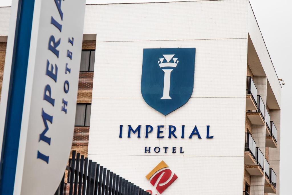 因佩拉特里斯Imperial Hotel的建筑一侧的皇室酒店的标志
