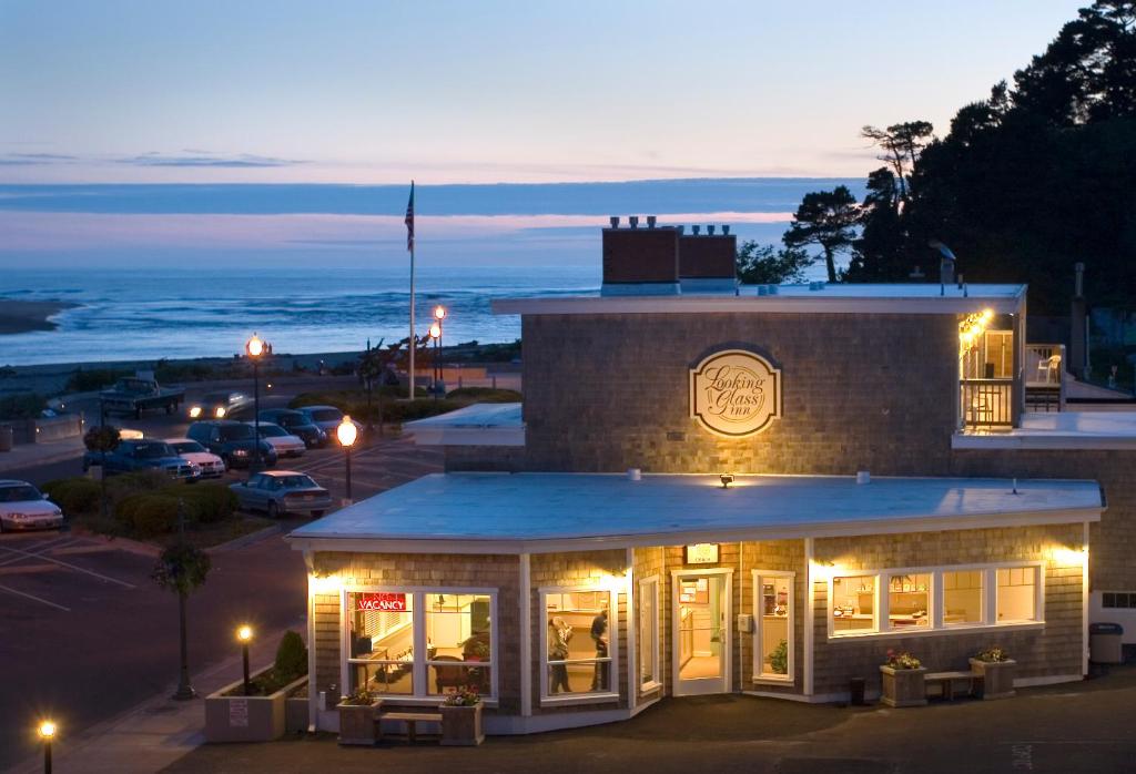 林肯市路肯恩格拉斯旅馆的晚上则设有一间享有海景的餐厅
