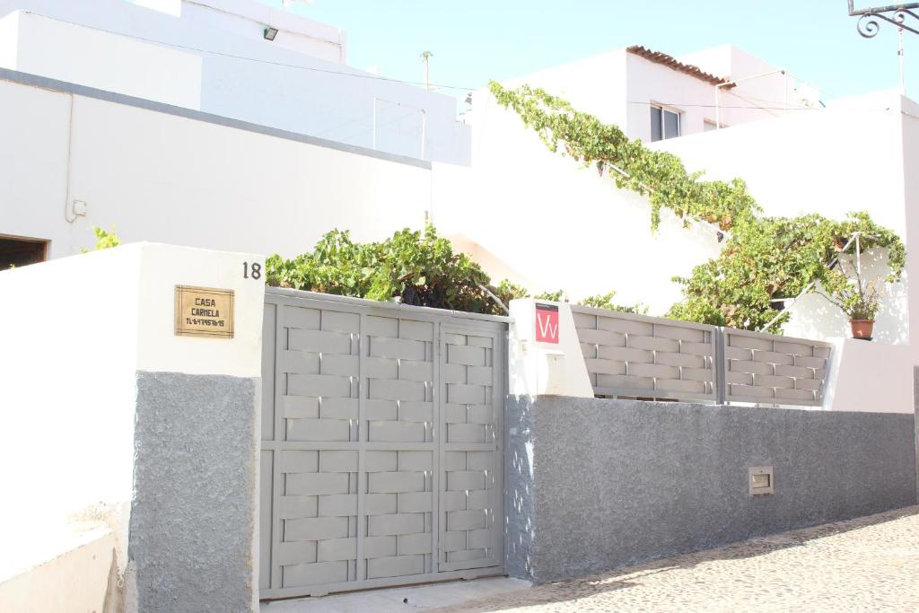阿格特Casa Carmela的建筑物前有栅门的灰色栅栏