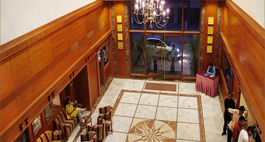 艾哈迈达巴德康福特茵总统酒店的享有带吊灯的用餐室的顶部景致