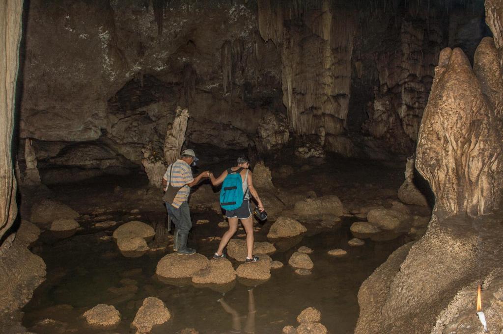 IxobelFinca Ixobel的三人站在洞穴的岩石上