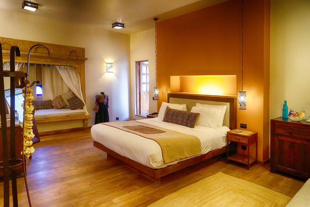 斋沙默尔第一门融合酒店的一间卧室设有一张大床和一个窗户。