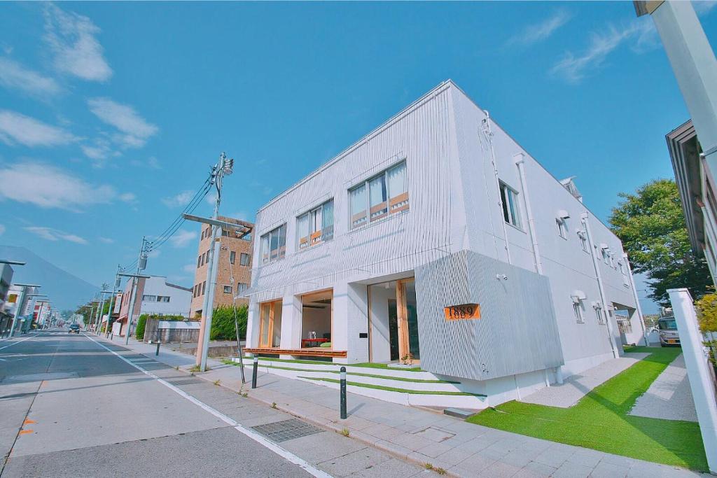 富士吉田市1889旅舍的街道边的白色建筑