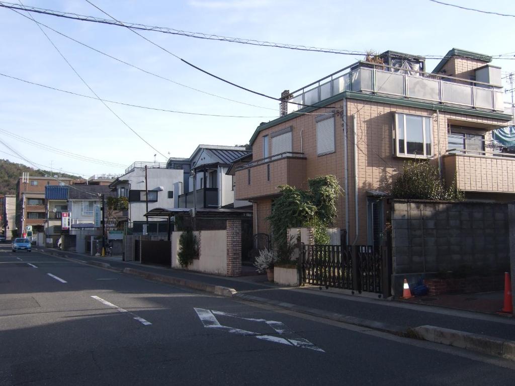 京都tomy&tetu的一条空荡荡的街道,路边有房子