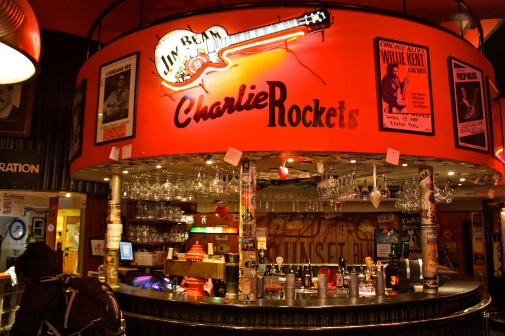 布鲁日查理罗肯特青年旅馆的酒吧,上面有看 ⁇ 鸡摇滚的标志