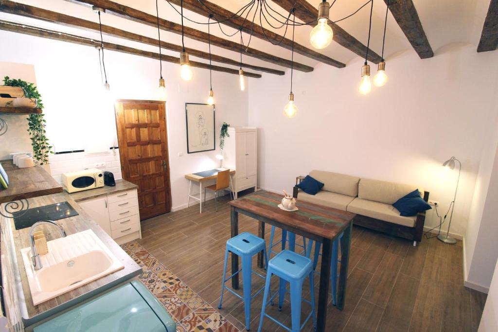 安波拉Bonito Loft en L'Ampolla的厨房以及带桌子和沙发的客厅。
