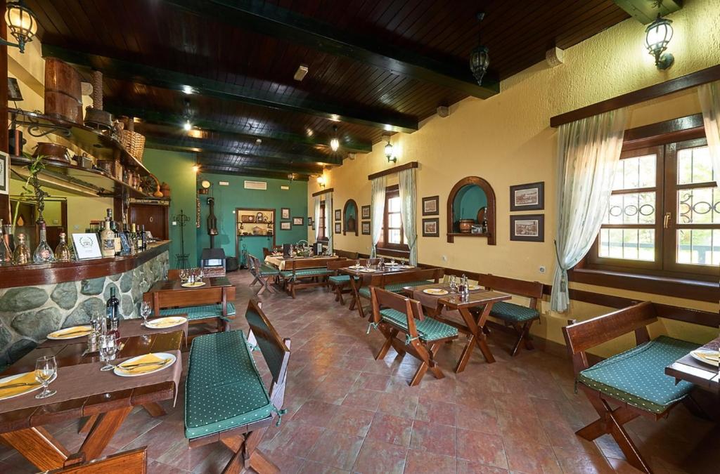 波德戈里察拉古纳酒店的一间在房间内配有桌椅的餐厅