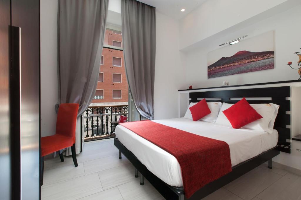 那不勒斯迪卡塔丽尼住宿加早餐旅馆的酒店客房设有一张床和一个阳台。