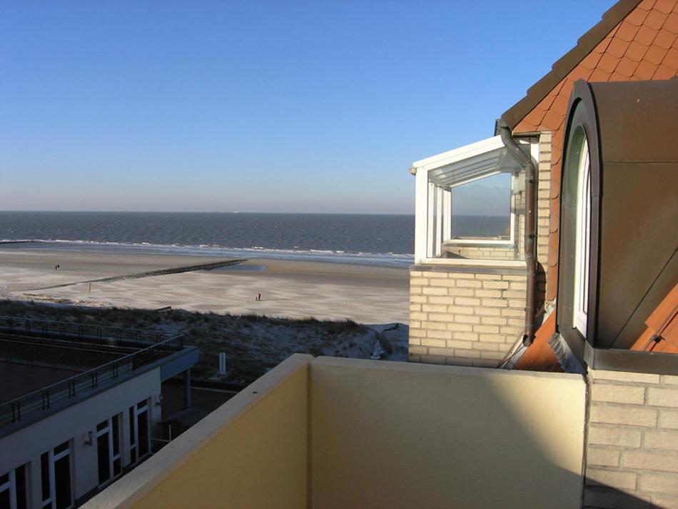 万根沃格Villa Marina Wangerooge的海景公寓 - 带窗户